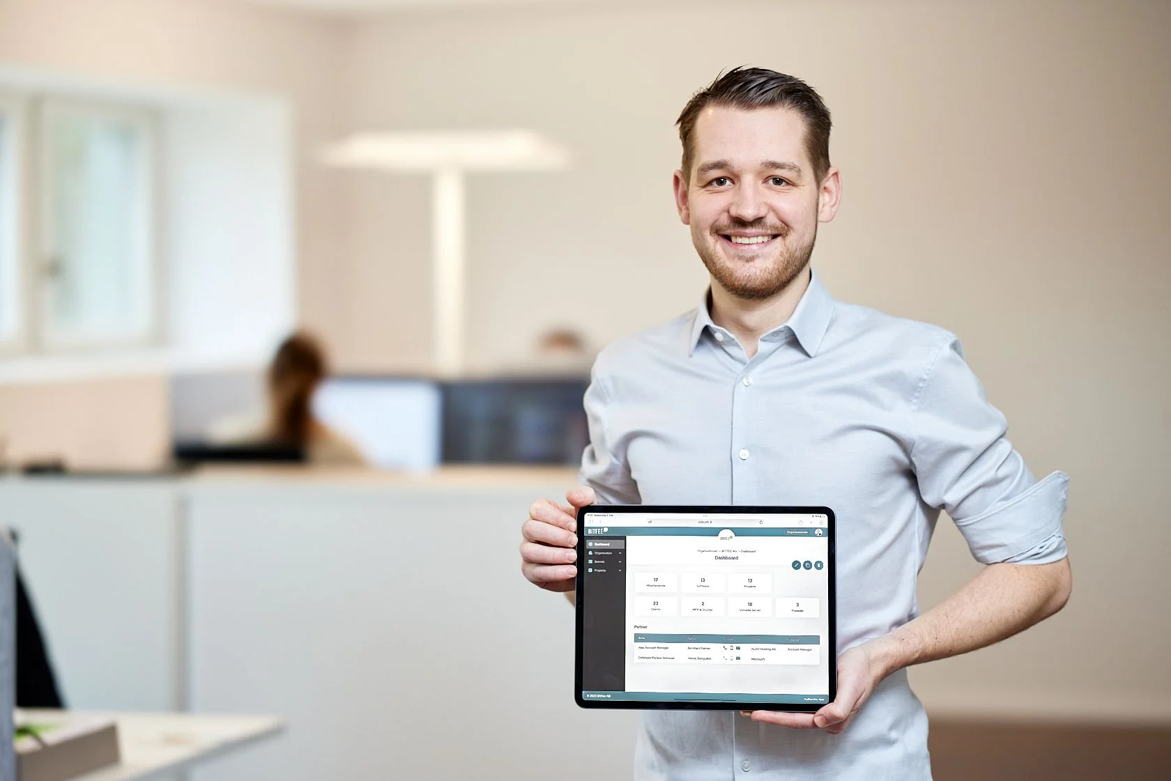 Simon Pfiffner, Bitfee AG, mit Doku auf dem Tablet