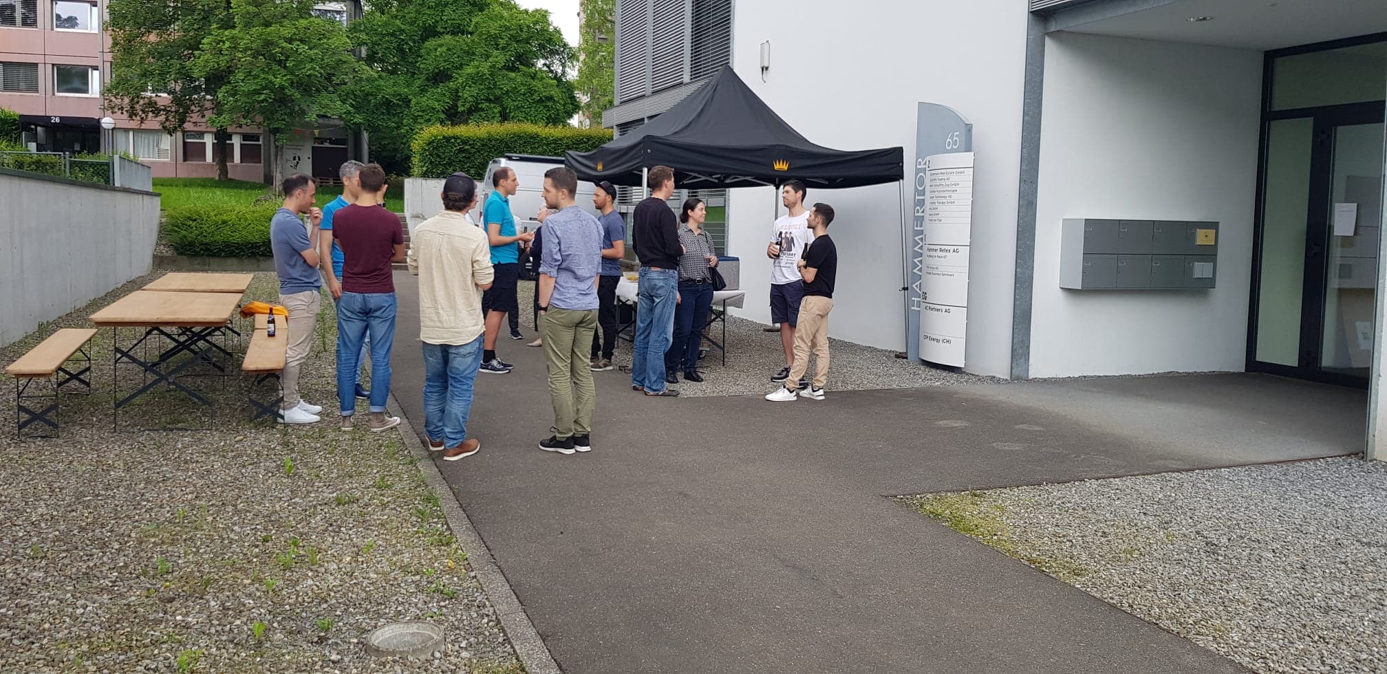 Apéro und Networking draussen an der Grillparty