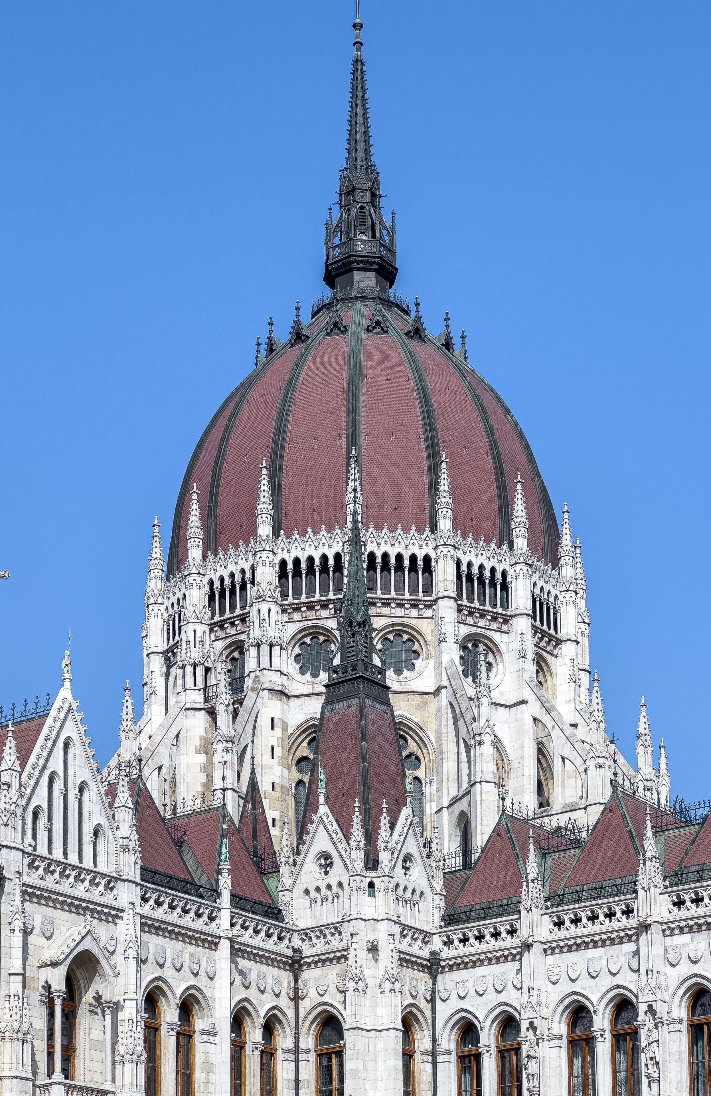 Parlamentsgebäude, Dom