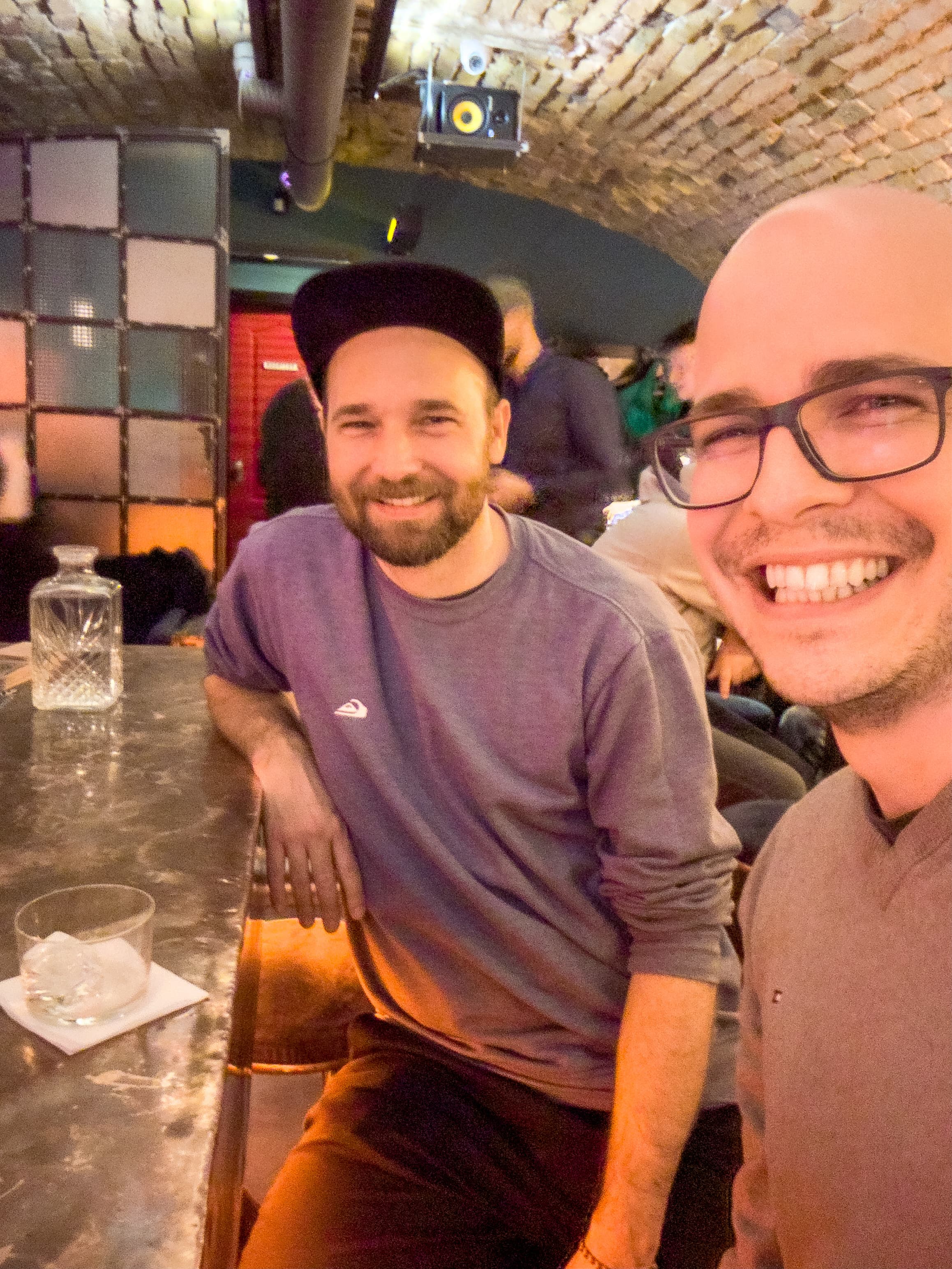 Roger und Andres in der Hotsy Todsy Bar in Budapest