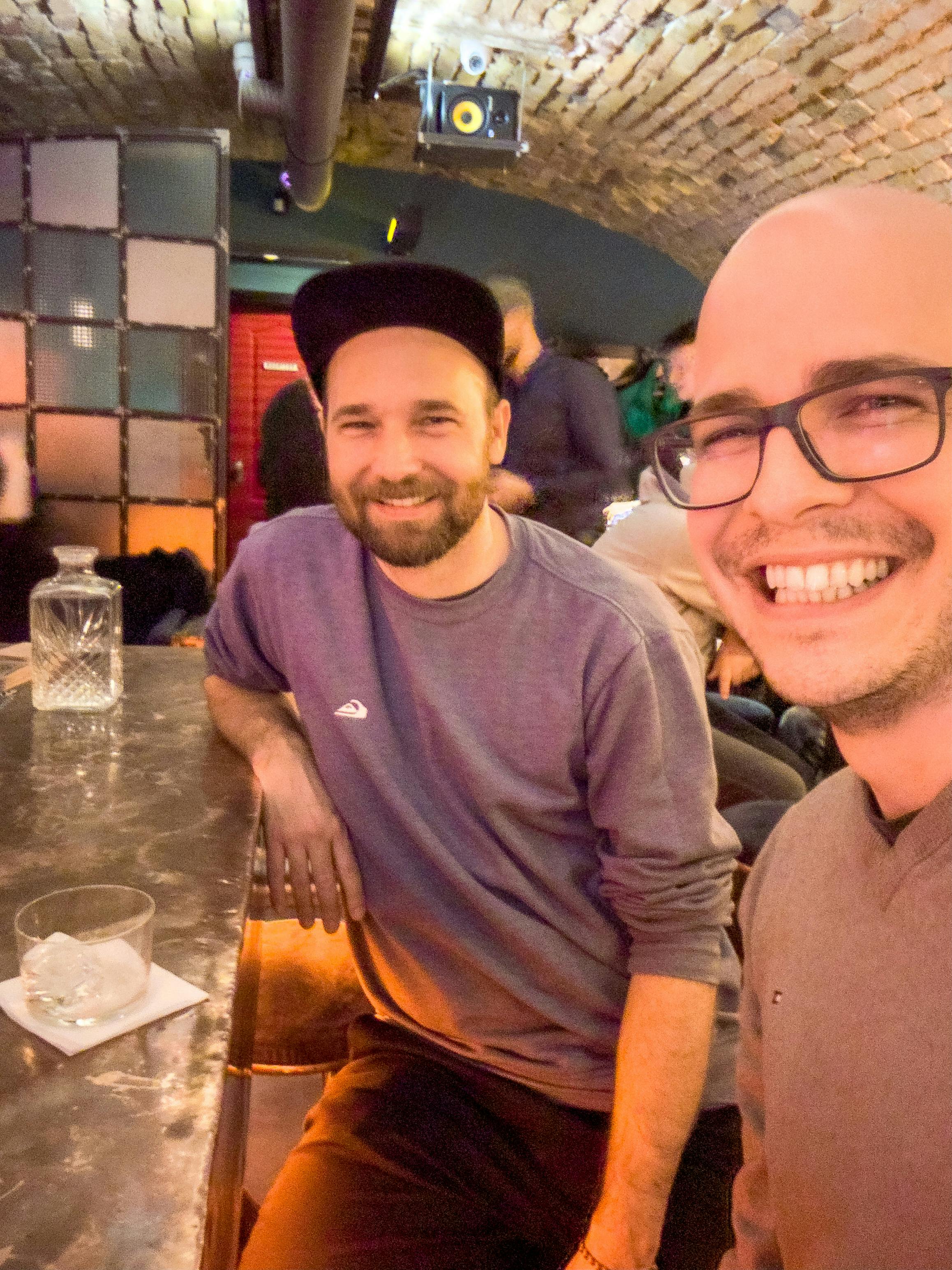 Roger und Andres in der Hotsy Todsy Bar in Budapest